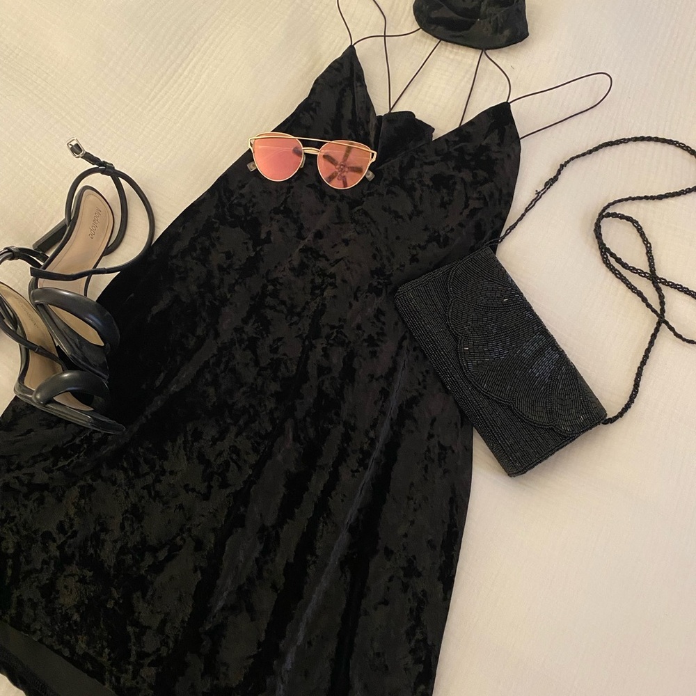 Tobi Elegant Black Velvet Mini Deep-V Backless Dress
